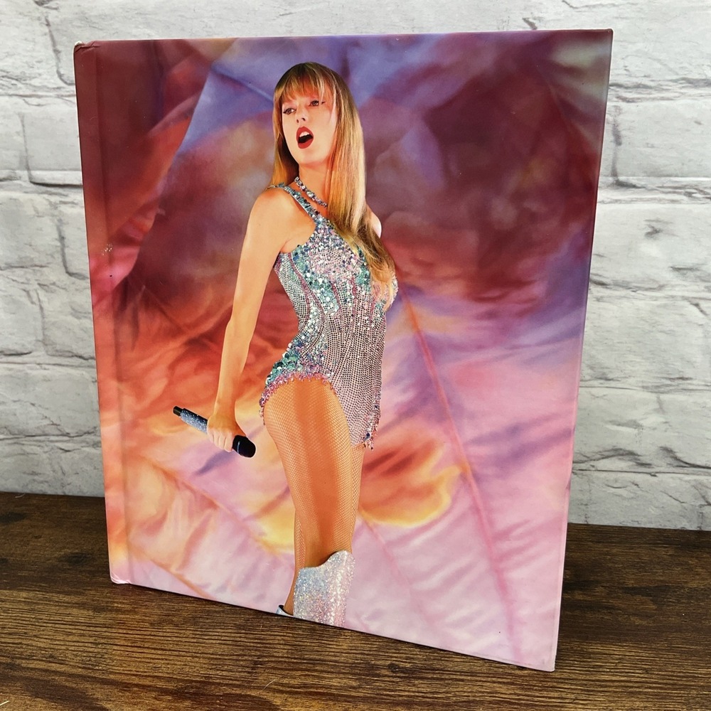 Taylor Swift  The Official Era's Tour‎ Book (2024)